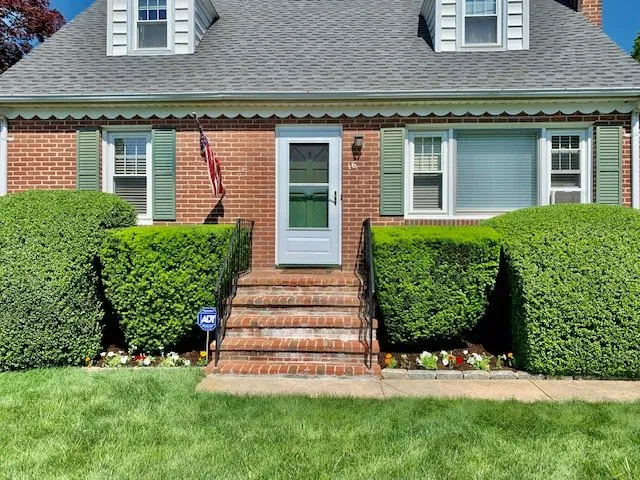 Top-rated yard cleanup service in Norwalk, CT by Oman's Garden Center