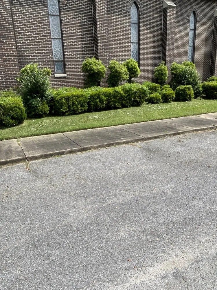 Custom lawn mowing service in Autaugaville, AL - On Handz Pressure Washing And Lawn Service
