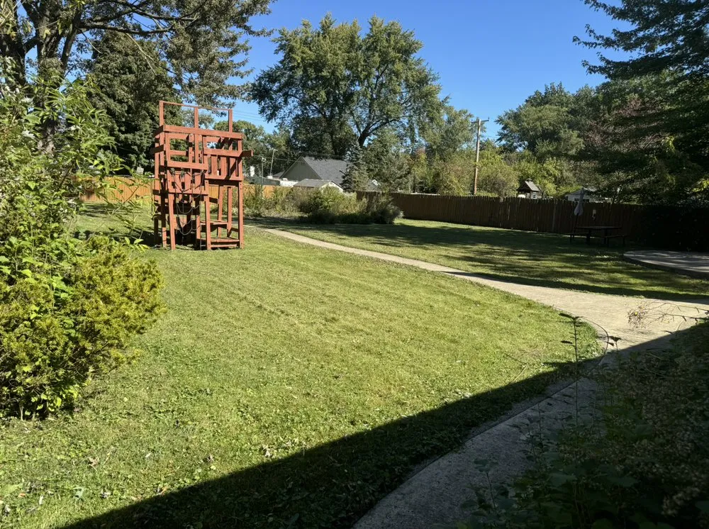Local yard maintenance in Sterling Heights, MI by One Man One Mower