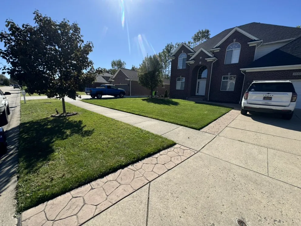 Local lawn mowing service in Sterling Heights, MI by One Man One Mower