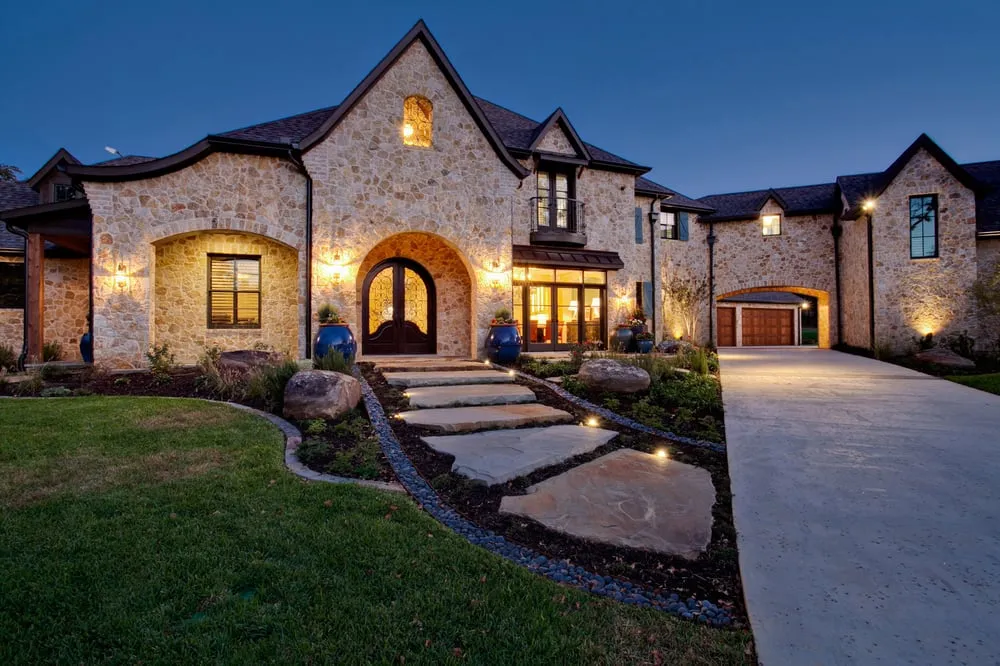 Custom landscape design for year-round maintenance in Grapevine, TX by One Specialty