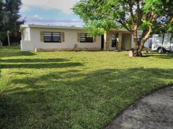 Professional lawn mowing service in Orlando, FL by Orlando Sod Sales