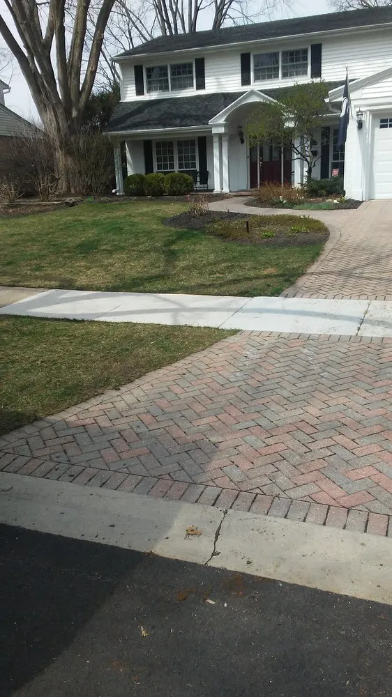 Professional lawn care service experts serving Des Plaines, IL - Oscar Morales Landscaping