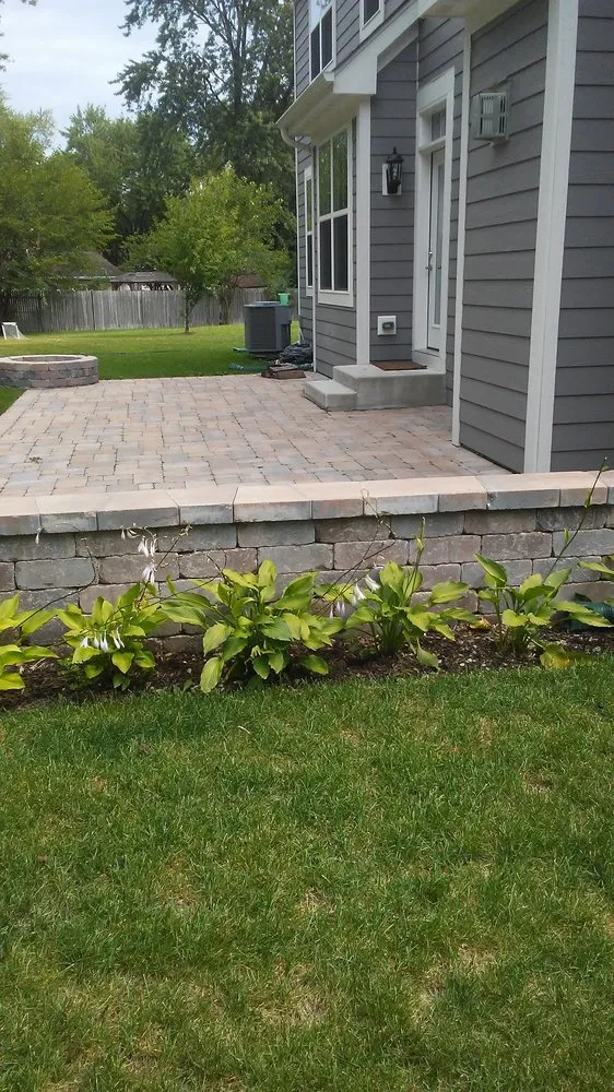 Trusted lawn mowing service experts serving Des Plaines, IL - Oscar Morales Landscaping