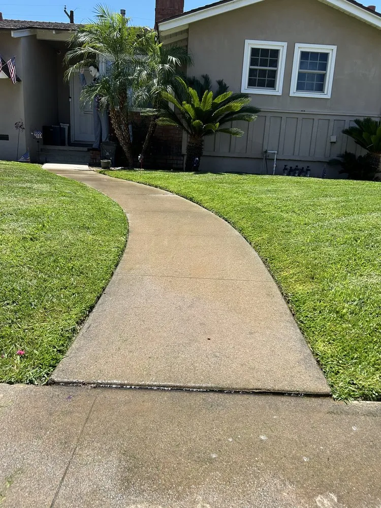 Expert lawn mowing service near you across Pomona, CA - Oscar’s Landscaping Services