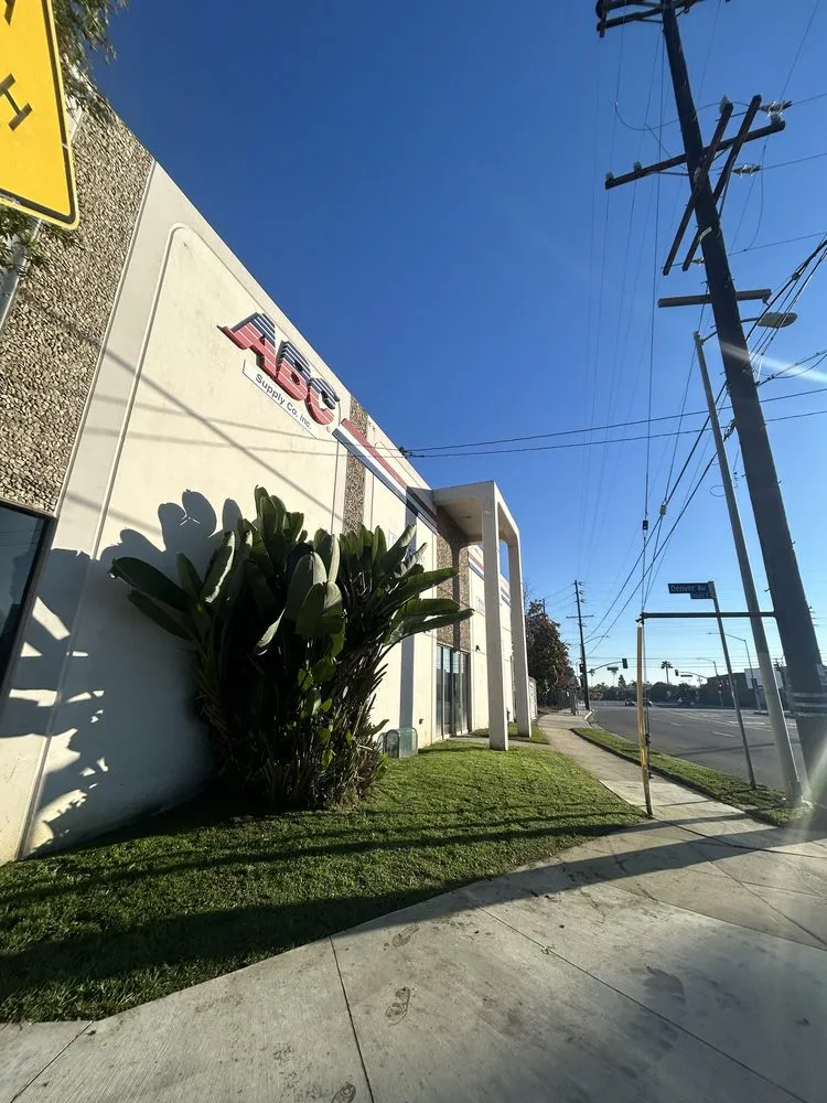 Professional yard maintenance for residential properties in Pomona, CA by Oscar’s Landscaping Services