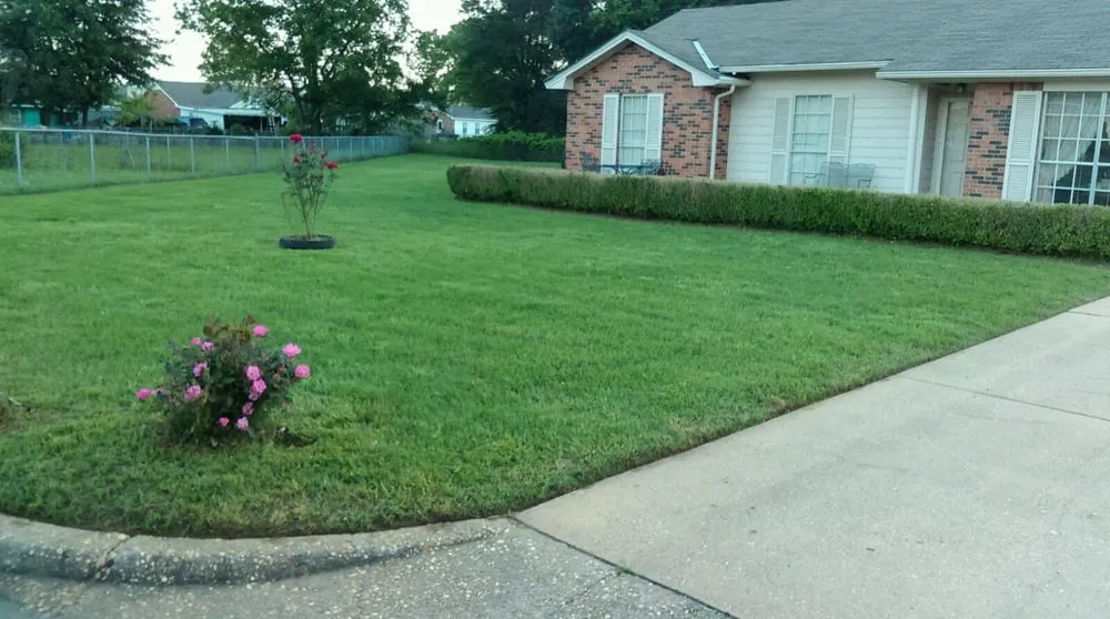 Top-rated lawn mowing service for homes across Shorter, AL - Oscar's Lawn Service