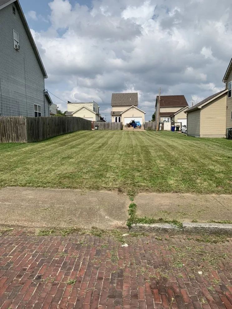 Custom lawn mowing service for beautiful yards in Saint Louis, MO by Owens Landscaping & Lawn Care