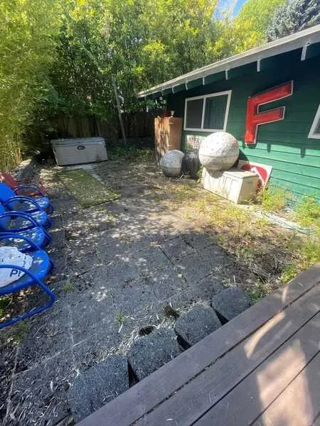 Expert yard cleanup service for beautiful yards in Snohomish, WA by Ozzies outdoor services