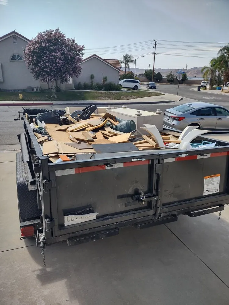 Professional lawn mowing service in Rialto, CA - P. Crew Hauling