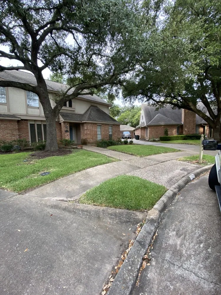 Expert lawn mowing service in Houston, TX by Pacheco’s Landscaping