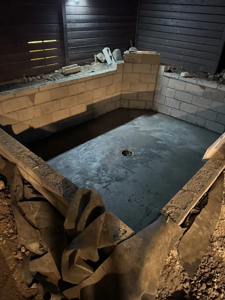 Expert yard maintenance for residential properties in Los Angeles, CA by Pacific Ponds & Design