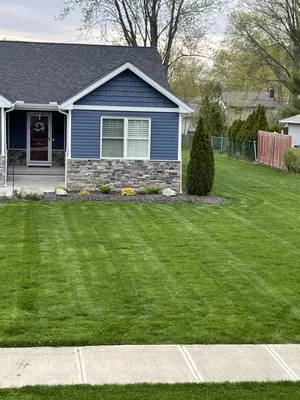 Pack-N-Grass Lawncare Logo