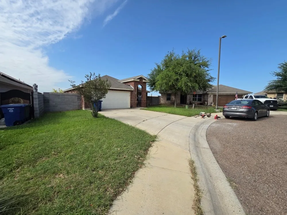 Affordable yard maintenance for homes in Laredo, TX by Paiz Lawn Mowing Services