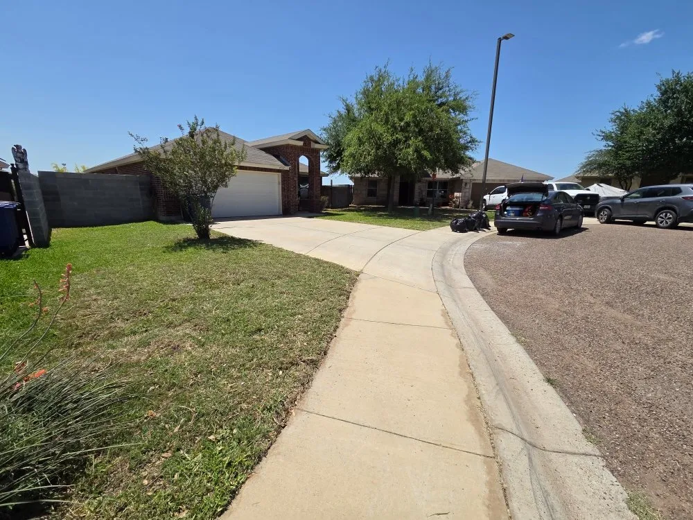 Top-rated yard cleanup service for homes in Laredo, TX by Paiz Lawn Mowing Services