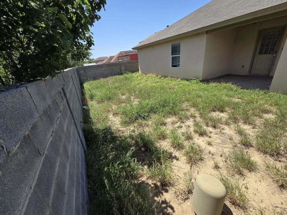 Custom lawn mowing service experts serving Laredo, TX - Paiz Lawn Mowing Services