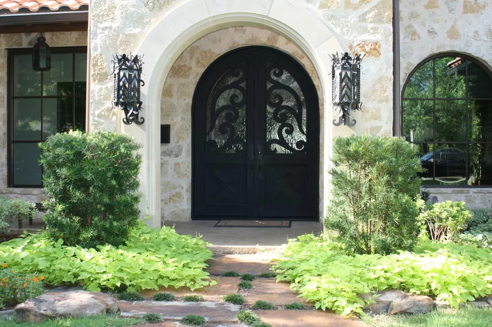 Custom outdoor landscaping experts serving Dallas, TX - Palm Gardens