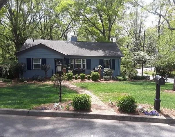 Trusted lawn mowing service experts serving Taylors, SC - Palmetto Lawn and Pest