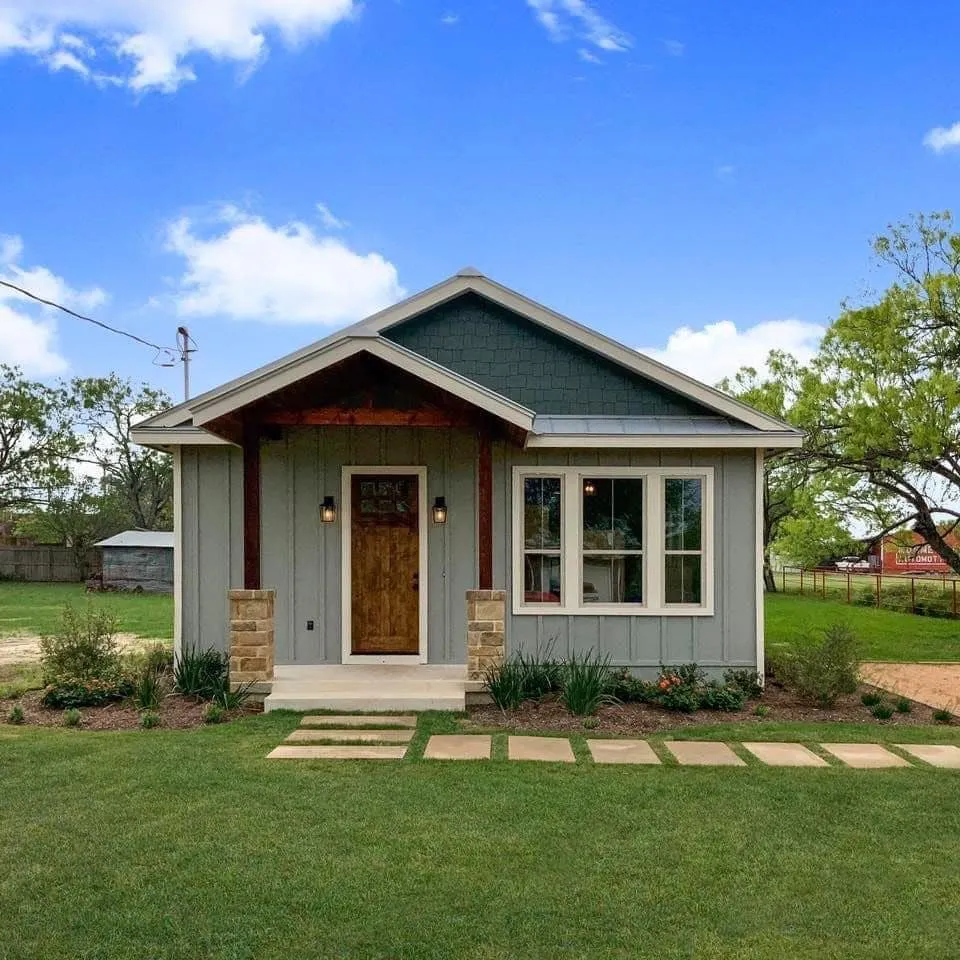 Professional lawn care service for residential properties in Floresville, TX by Paloma Blanca Landscape & Pools