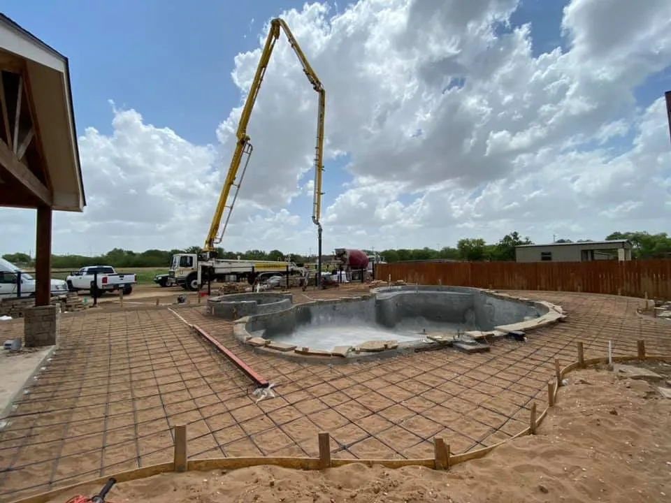 Custom outdoor landscaping in Floresville, TX by Paloma Blanca Landscape & Pools