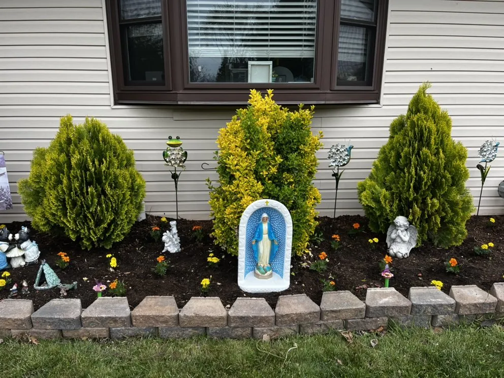 Local yard cleanup service for year-round maintenance in Lindenhurst, NY by Panetta’s Painting