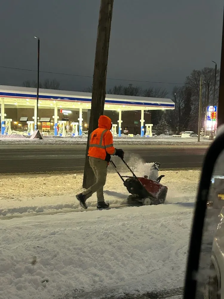 Top-rated yard maintenance for homes in Warren, MI by Paradise Garden Landscaping