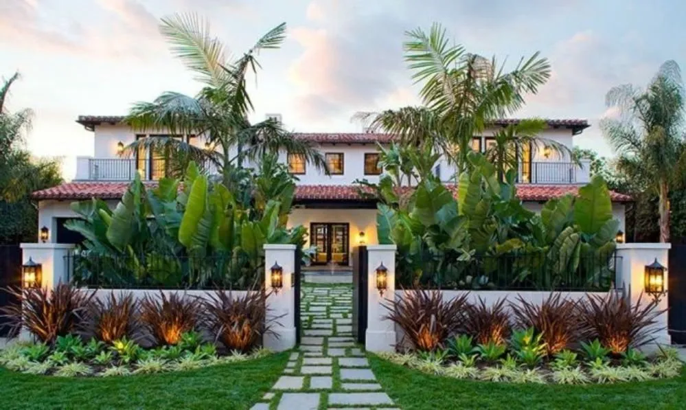 Professional yard cleanup service near you in Fort Lauderdale, FL by Paradises Lawn Care