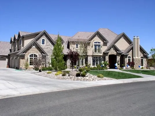 Expert yard maintenance for residential properties in Atascadero, CA by Paramount Landscape