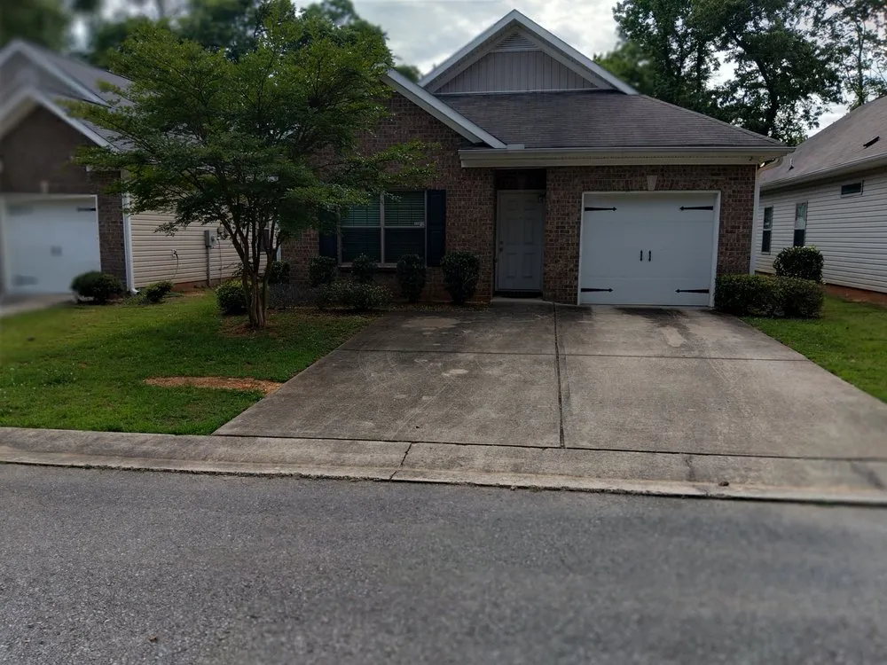 Affordable yard maintenance in Midfield, AL by Parkscrew Lawn Care Service