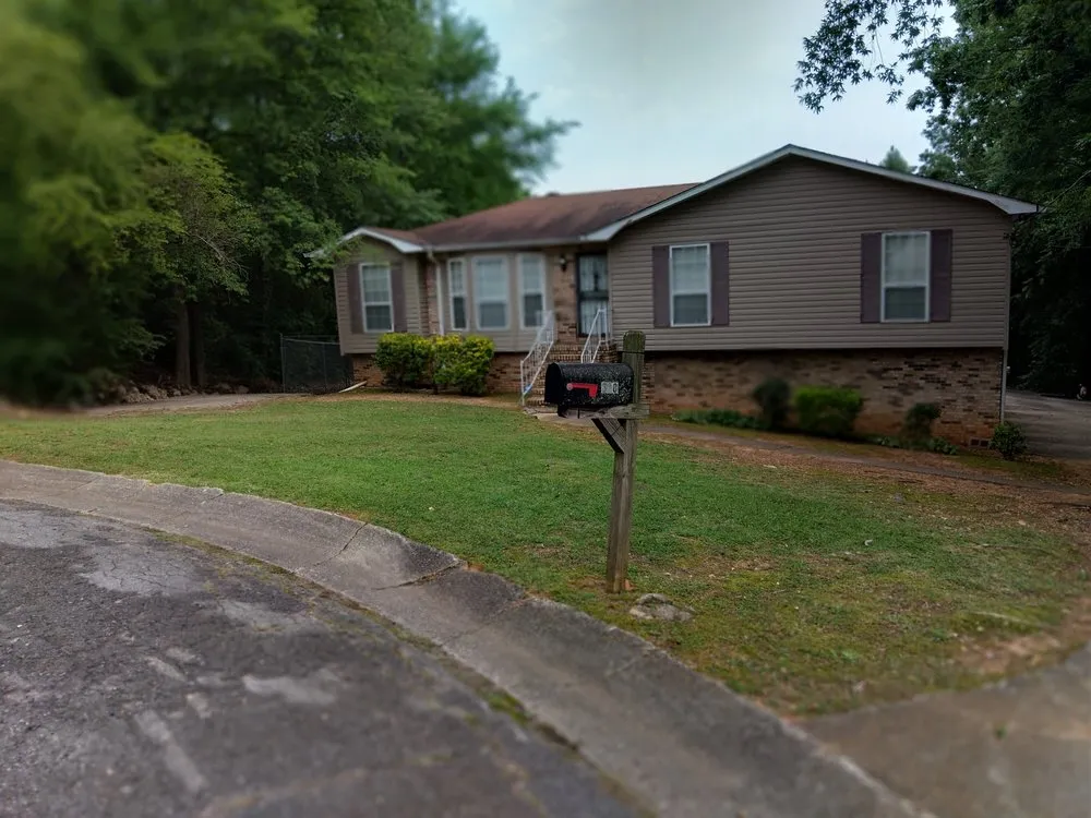 Local lawn mowing service experts serving Midfield, AL - Parkscrew Lawn Care Service