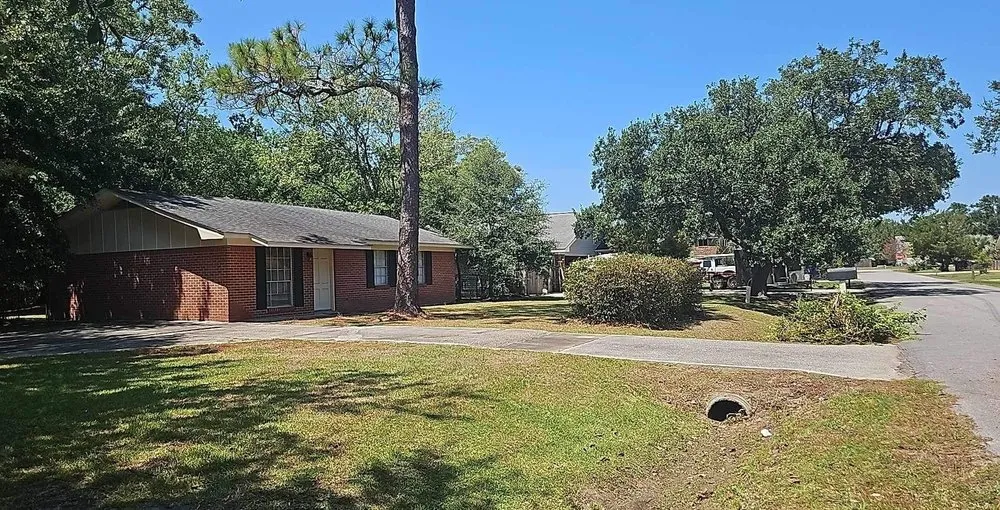 Custom lawn mowing service near you across Pascagoula, MS - Pass Point Lawn