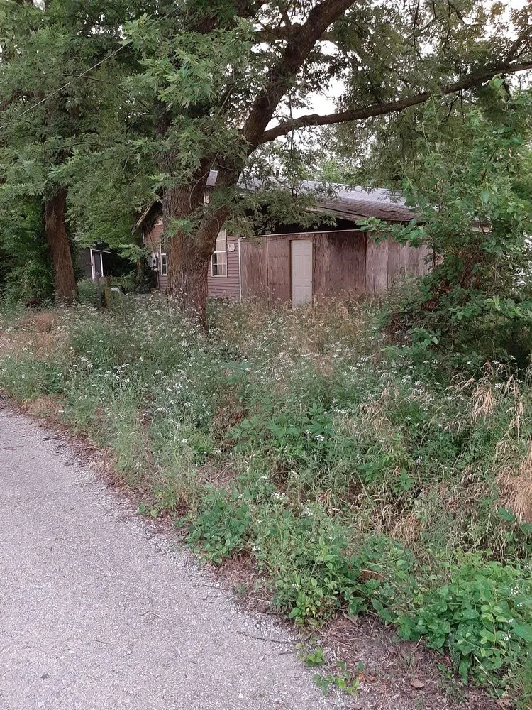 Top-rated yard cleanup service in Columbus, KS by Patrick's Lawn Care Service