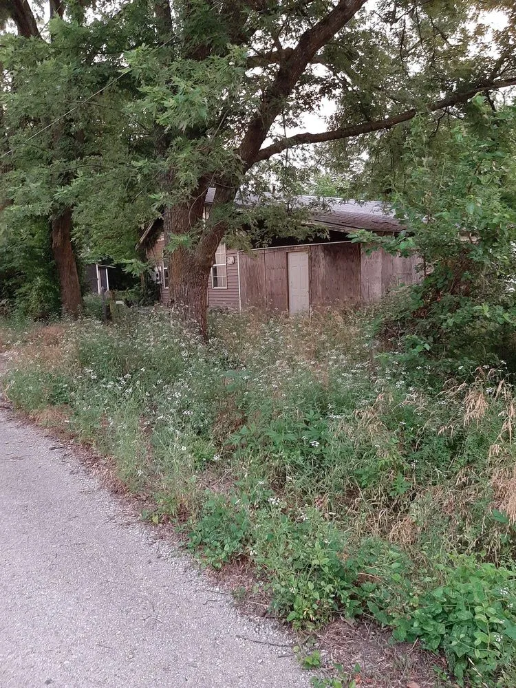 Reliable yard maintenance for beautiful yards across Columbus, KS - Patrick's Lawn Care Service