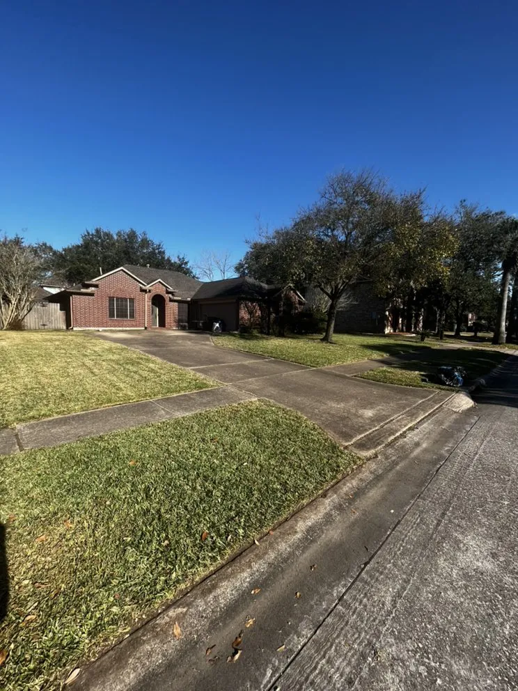 Local yard maintenance in Dickinson, TX - Patriot Lawn And Landscaping