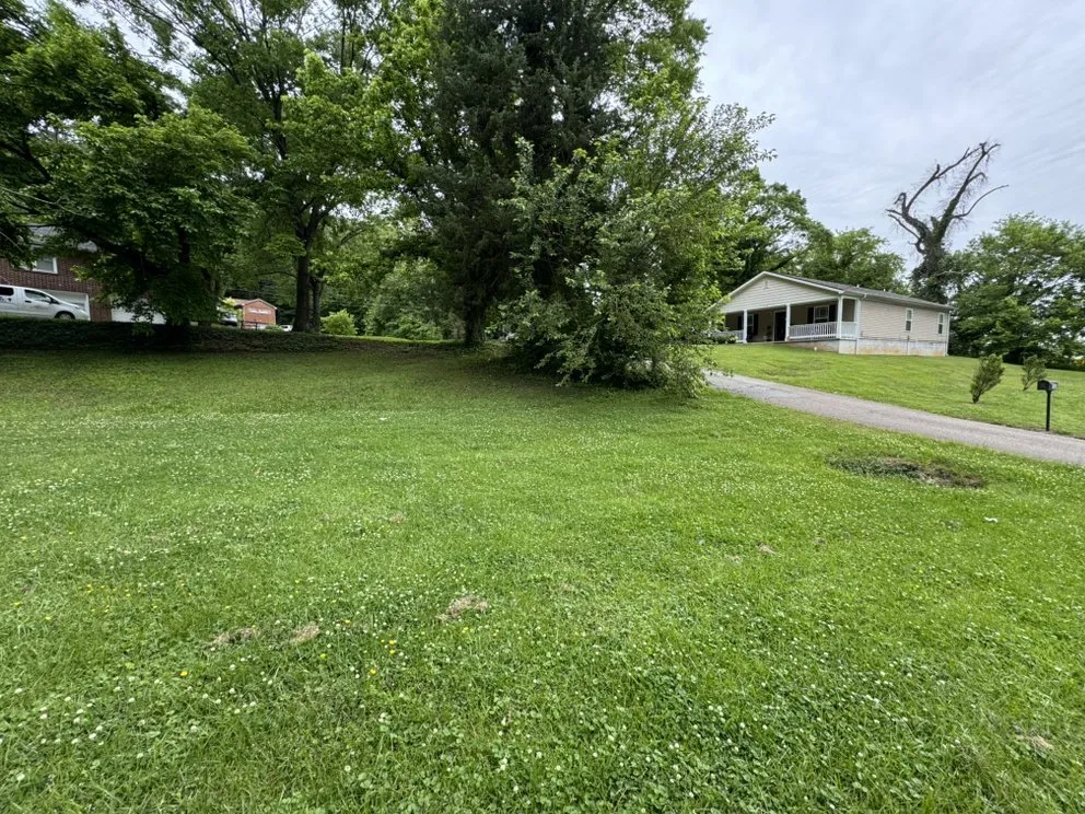 Affordable lawn mowing service in Knoxville, TN by Patriot Lawn Care