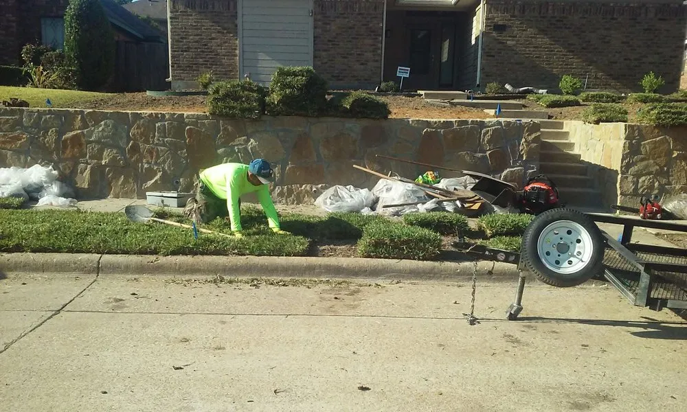 Expert lawn mowing service in Dallas, TX - Paul's Landscape Service