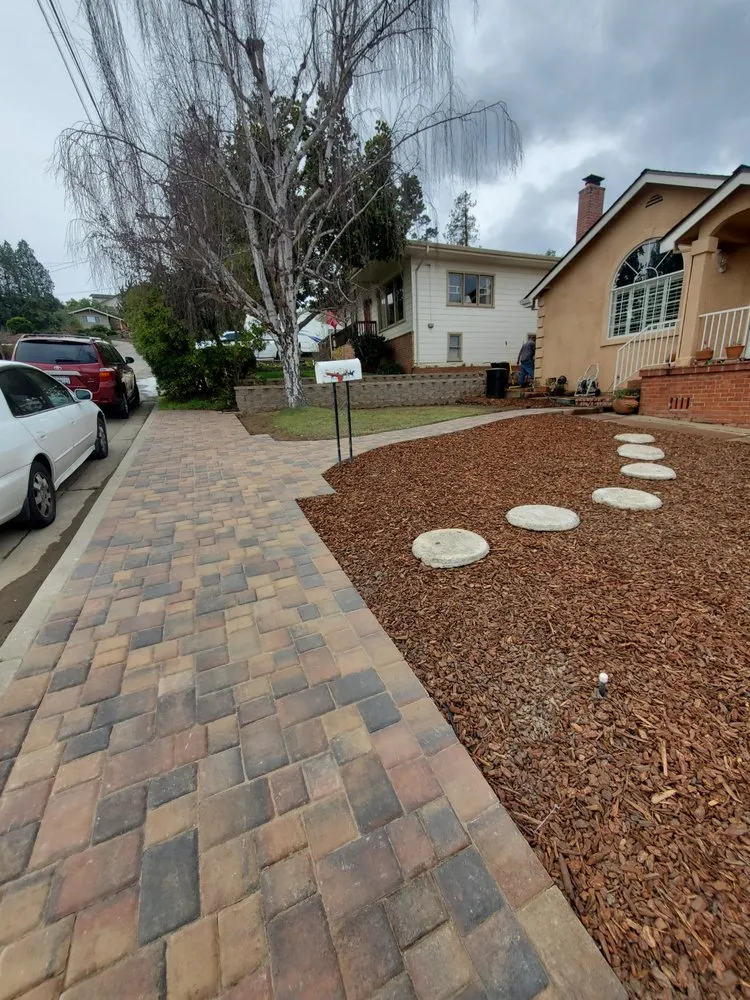 Expert lawn mowing service in Oakland, CA - Paul's Sunshine Landscaping