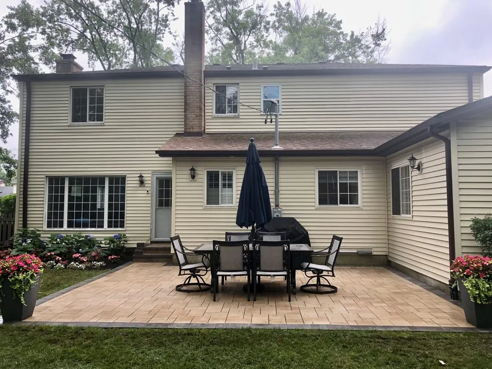 Custom lawn mowing service in Des Plaines, IL by Pavestone Brick Paving