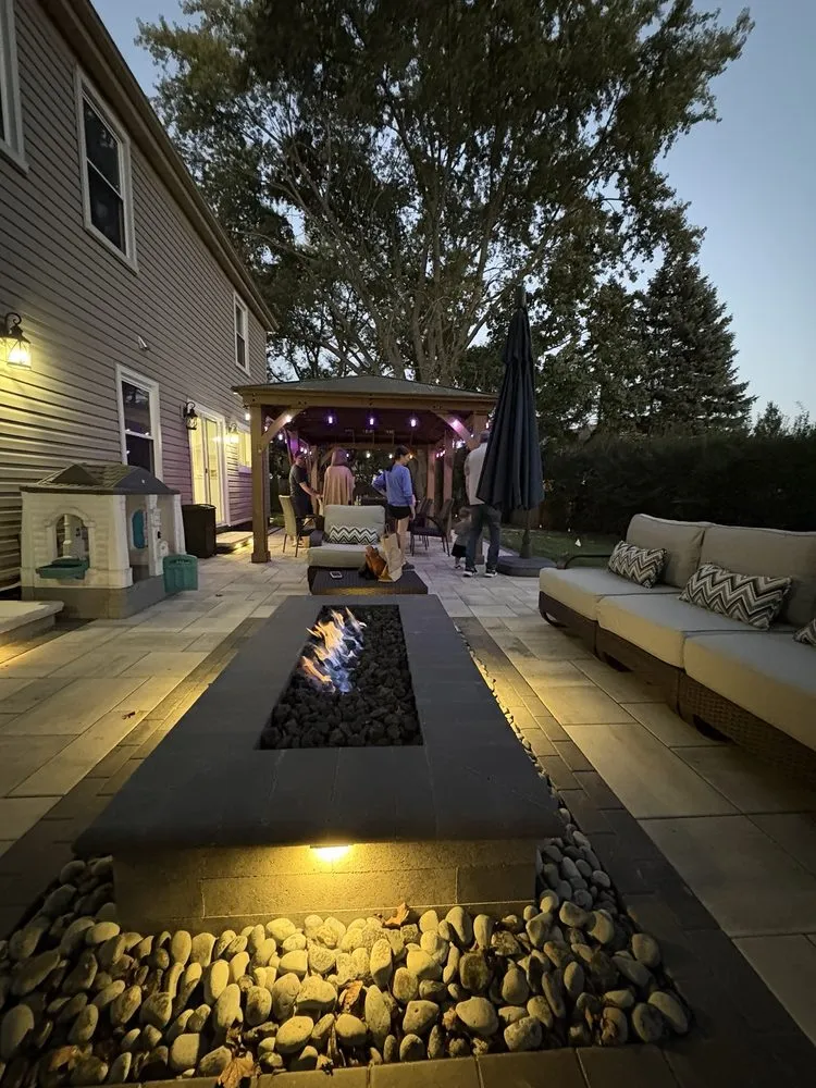 Top-rated lawn mowing service experts serving Des Plaines, IL - Pavestone Brick Paving