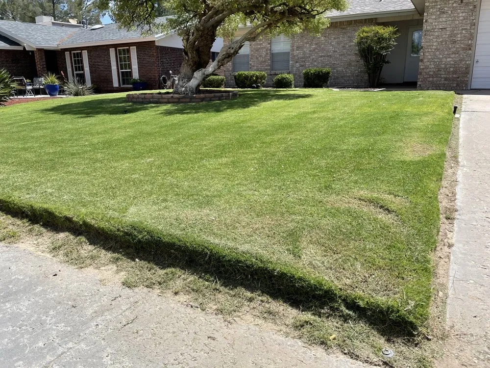 Professional lawn care service in Fort Worth, TX - Paz’s Cuts & edges