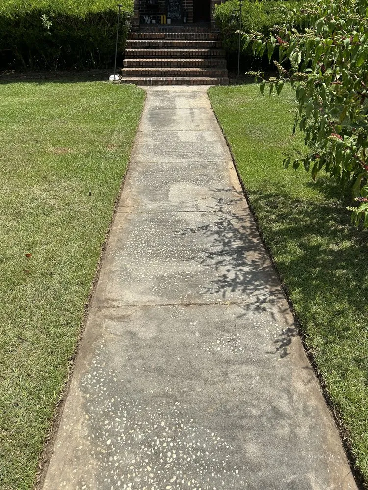 Top-rated yard cleanup service with custom design in Cottondale, FL by Peacock’s Lawn & Maintenance