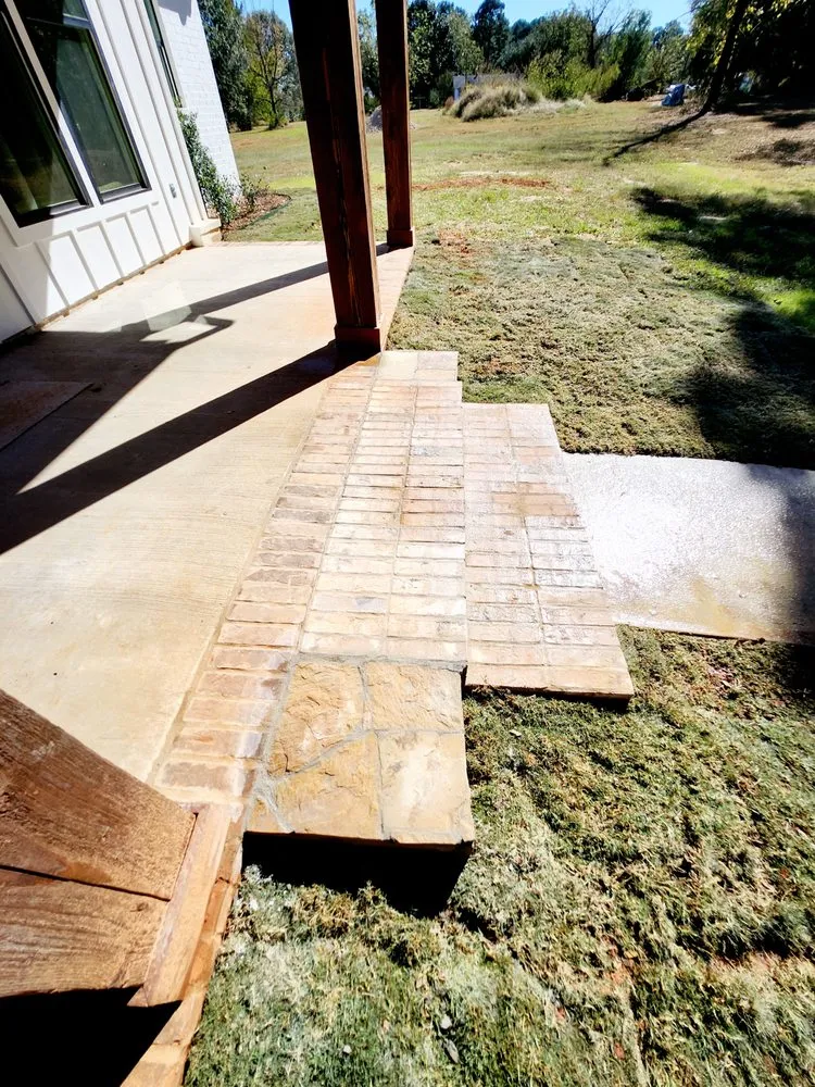 Top-rated lawn care service in Magnolia, AR by Pecas Landscape & concrete