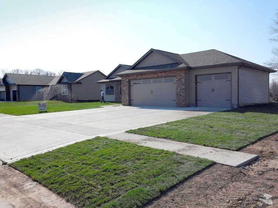 Top-rated lawn care service in Chatham, IL - Pedigo