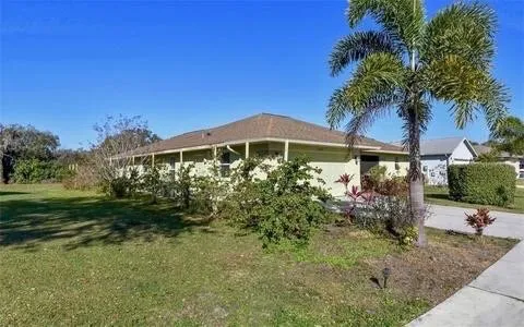 Trusted yard cleanup service in Palmetto, FL by Pedro's Lawn Service