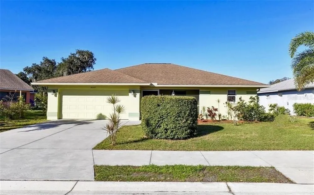 Trusted yard maintenance with custom design across Palmetto, FL - Pedro's Lawn Service