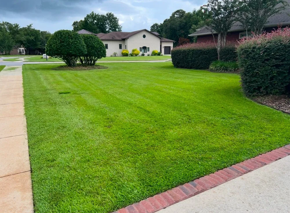 Custom lawn care service in Cantonment, FL - Pelican Lawn