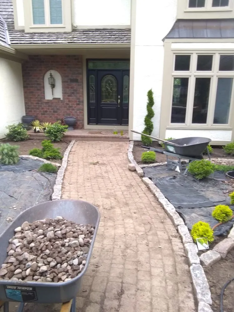 Expert lawn care service in Kansas City, KS - Peralta Tree Service And Landscaping