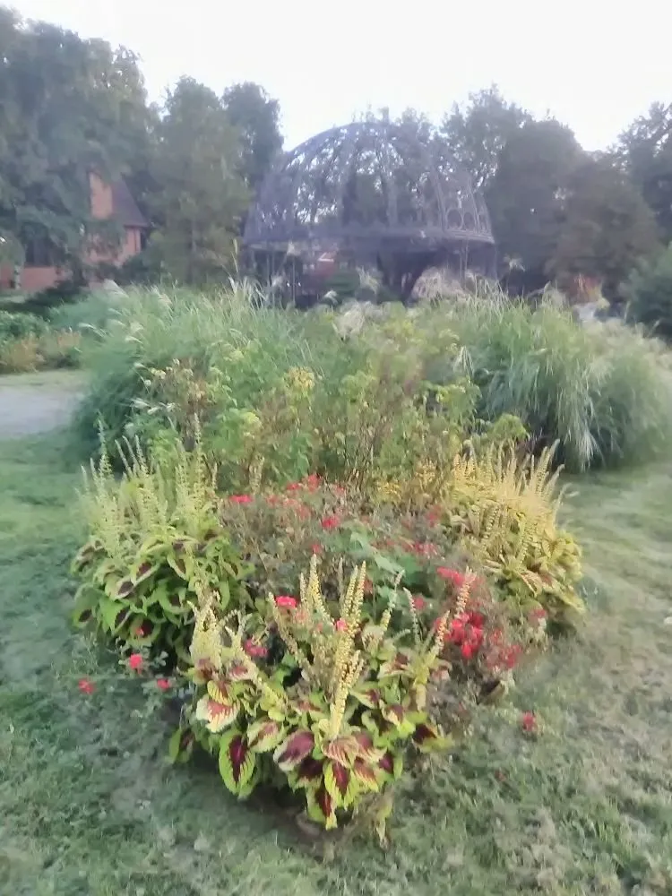 Affordable landscape design in Redford Charter Township, MI by Perfectly Green Landscapeing and Interiors incorperated