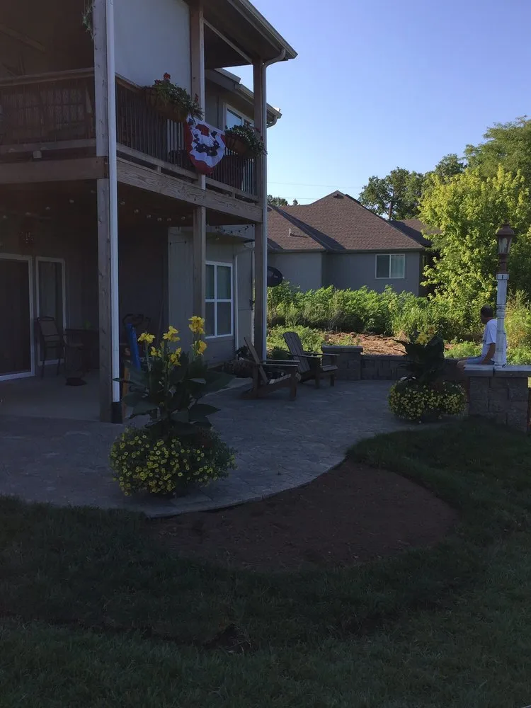 Local yard cleanup service in Smithville, MO by Personal Touch Landscaping