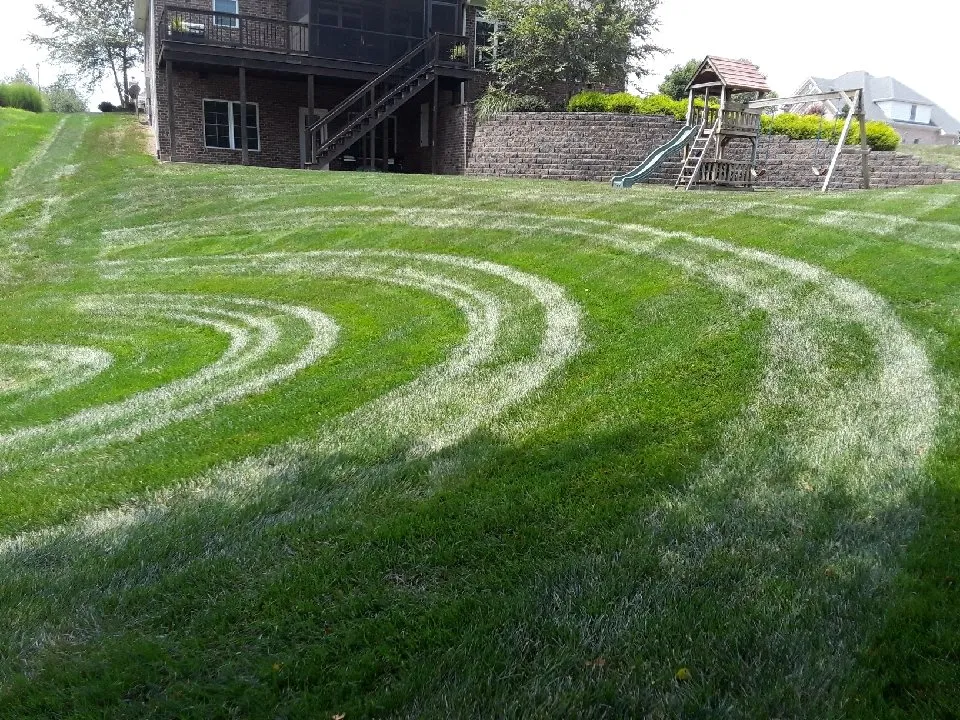 Custom yard maintenance experts serving Bowling Green, KY - Personal Touch Lawn & Pond Pro